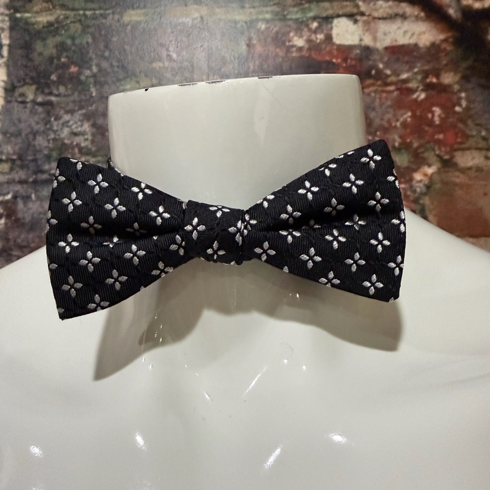 NEW Lord & Taylor Black and White Silk Tie